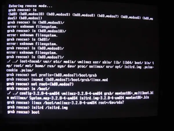 Pantalla de texto con comandos de GRUB en modo de rescate, intentando solucionar un problema de arranque.